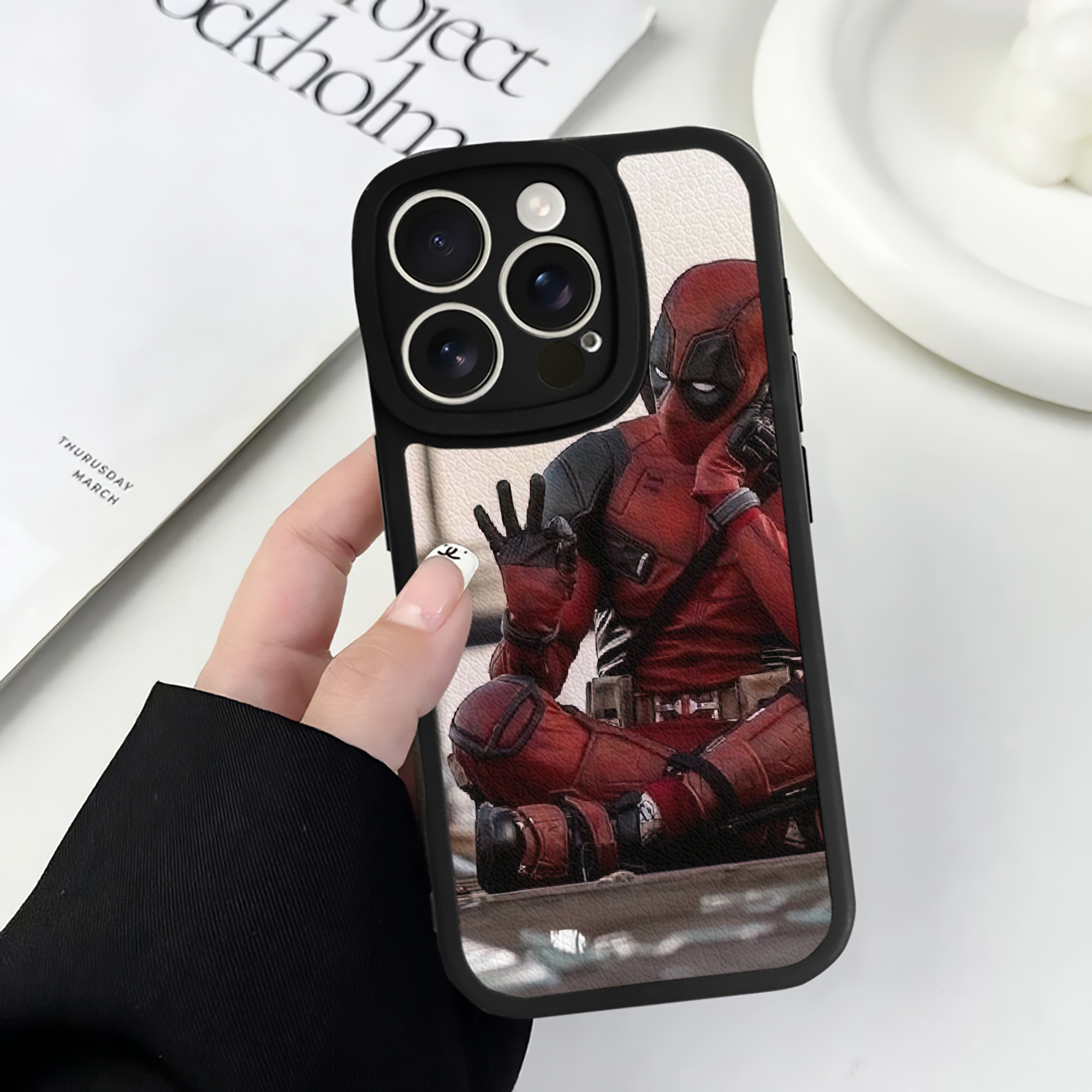 （画像用） Deadpool デッドプール 【iPhone 16シリーズ対応】シリコンスマホケース（レザー調） 材質：シリコン